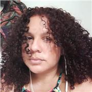 Profesora de castellano imparte clase a niños de preescolar y primaria